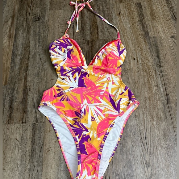 Cupshe • Recycled Sunlit Forest Low Back One Piece - Picture 6 of 12